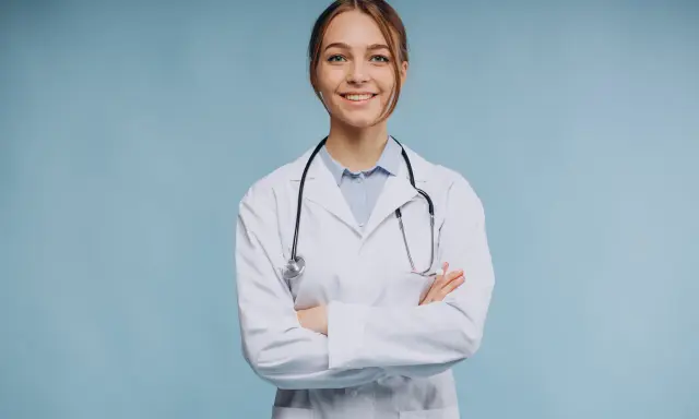 Uśmiechnięta lekarka w białym kitlu ze stetoskopem, gotowa do pomocy. Tak właśnie co robi psycholog – wspiera pacjentów.