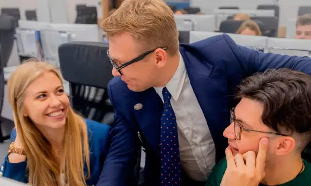 Studenci dyskutują o prawie i cenie na studiach w Akademii Leona Koźmińskiego.