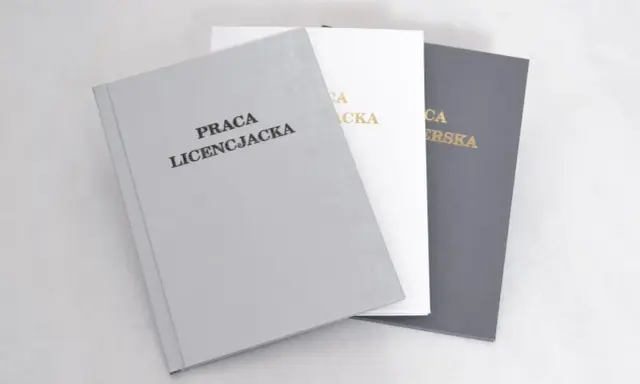 Trzy okładki prac licencjackich: szara, biała i grafitowa. Na szarej widnieje napis "PRACA LICENCJACKA".