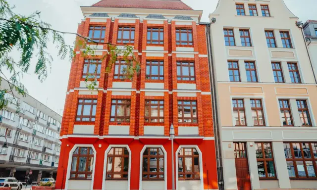 Jasna fasada i ceglany budynek przyciągają wzrok. Może tu mieści się filologia angielska we Wrocławiu?