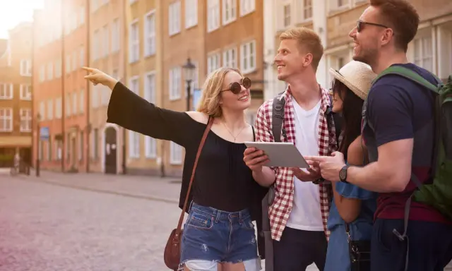 Grupa przyjaciół zwiedza urokliwe uliczki, planując dalszą podróż po uniwersytety w Polsce.