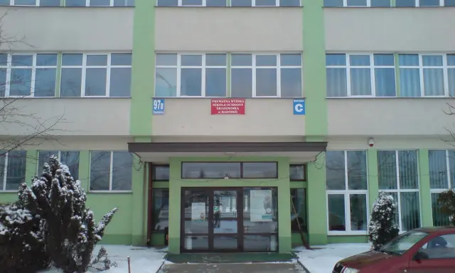 Budynek prywatnej wyższej szkoły ochrony środowiska w Radomiu, zimą.