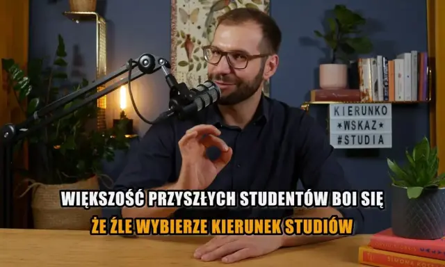 Mężczyzna z okularami i mikrofonem mówi o obawach przyszłych studentów przed złym wyborem kierunku studiów.