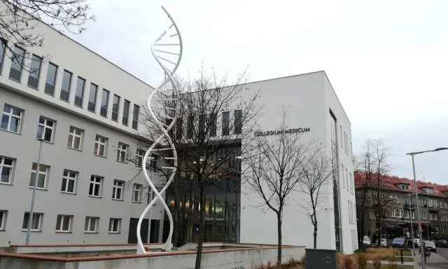 Collegium Medicum w Opolu, nowoczesny budynek z rzeźbą DNA. Idealne miejsce na studia medyczne.