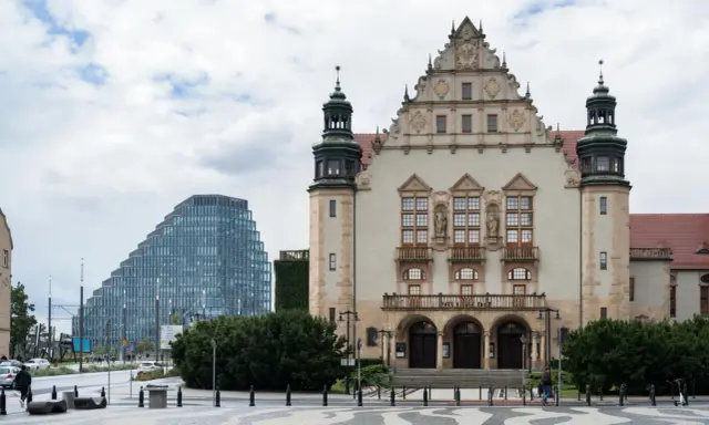 Dawny budynek uniwersytecki i nowoczesny wieżowiec w Poznaniu. Idealne miejsce na studia!
