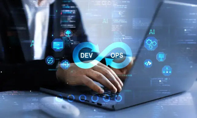 DevOps in action: osoba pracuje przy laptopie, na ekranie symbol nieskończoności z napisami DEV i OPS, otoczony ikonami technologicznymi.