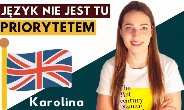Karolina, studentka SWPS filologii angielskiej, z flagą Wielkiej Brytanii. Napis: "Język nie jest tu priorytetem".