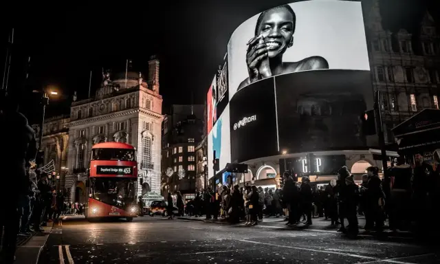 Nocne miasto, czerwony autobus i wielki ekran z uśmiechniętą twarzą. To miejsce, gdzie każdy specjalista ds reklamy czuje inspirację.