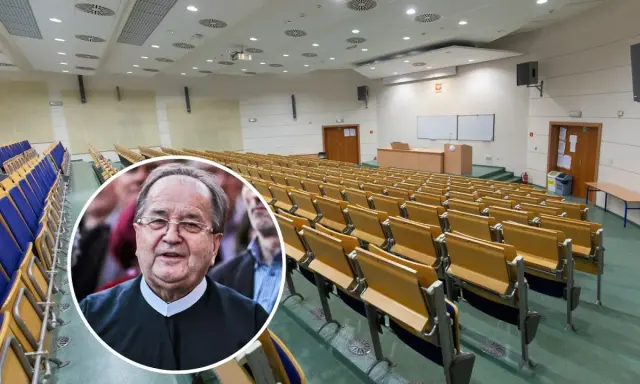 Profesor w auli, gotowy do rozpoczęcia wykładu. Idealne miejsce na studia w Toruniu.
