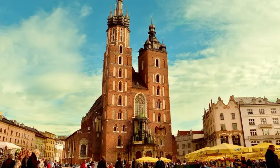 Rynek Główny w Krakowie, z Kościołem Mariackim w tle. Idealne miejsce na studia krakow i spacer.