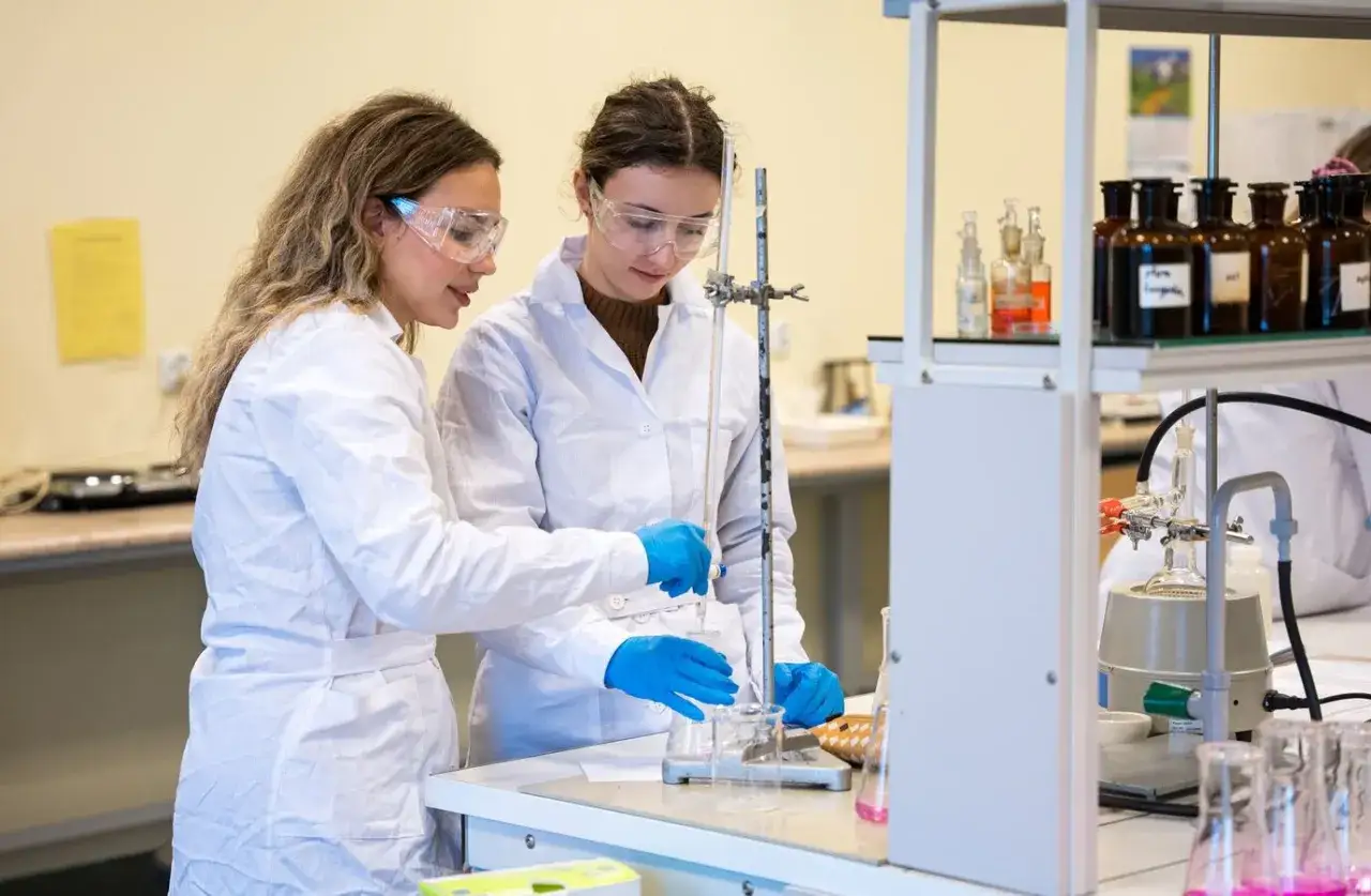 Studentki w laboratorium w Poznaniu pracują nad nowymi formułami kosmetyków.