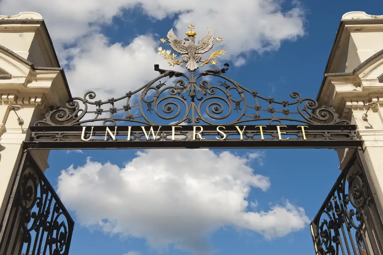 Brama Uniwersytetu z orłem w koronie. Marzenia o psychologia studia zaczynają się tutaj.