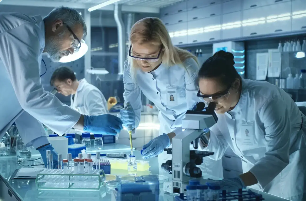 Naukowcy w laboratorium analizują pr&oacute;bki, pracując nad sprawą kryminalistyczną. Chemia kryminalistyczna w akcji.
