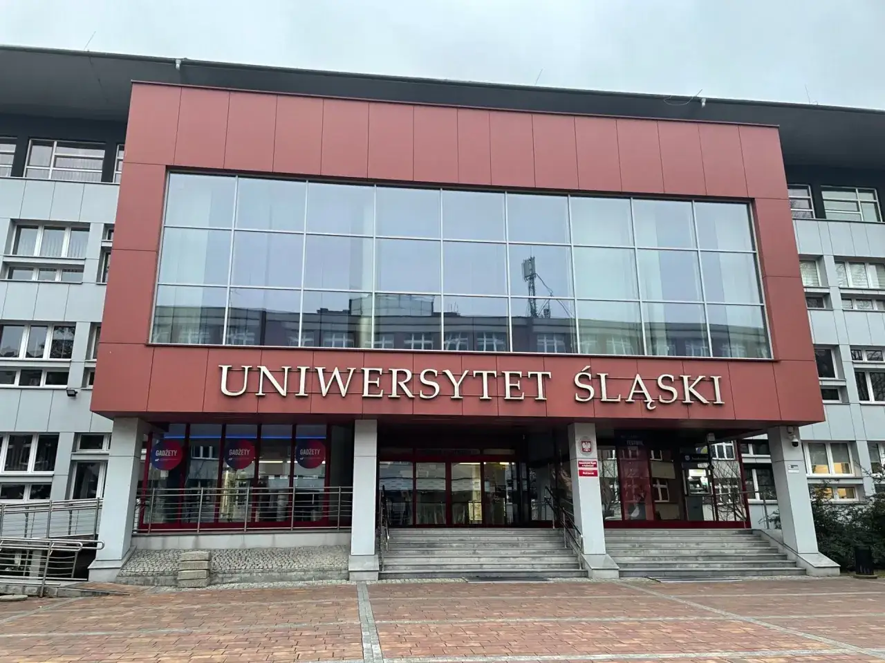 Uniwersytet Śląski w Katowicach, nowoczesny budynek z dużymi oknami, idealne miejsce na studia.