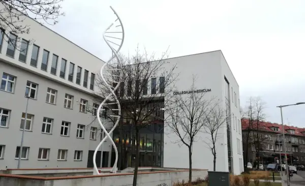 Collegium Medicum w Opolu, nowoczesny budynek z rzeźbą DNA. Idealne miejsce na studia medyczne.